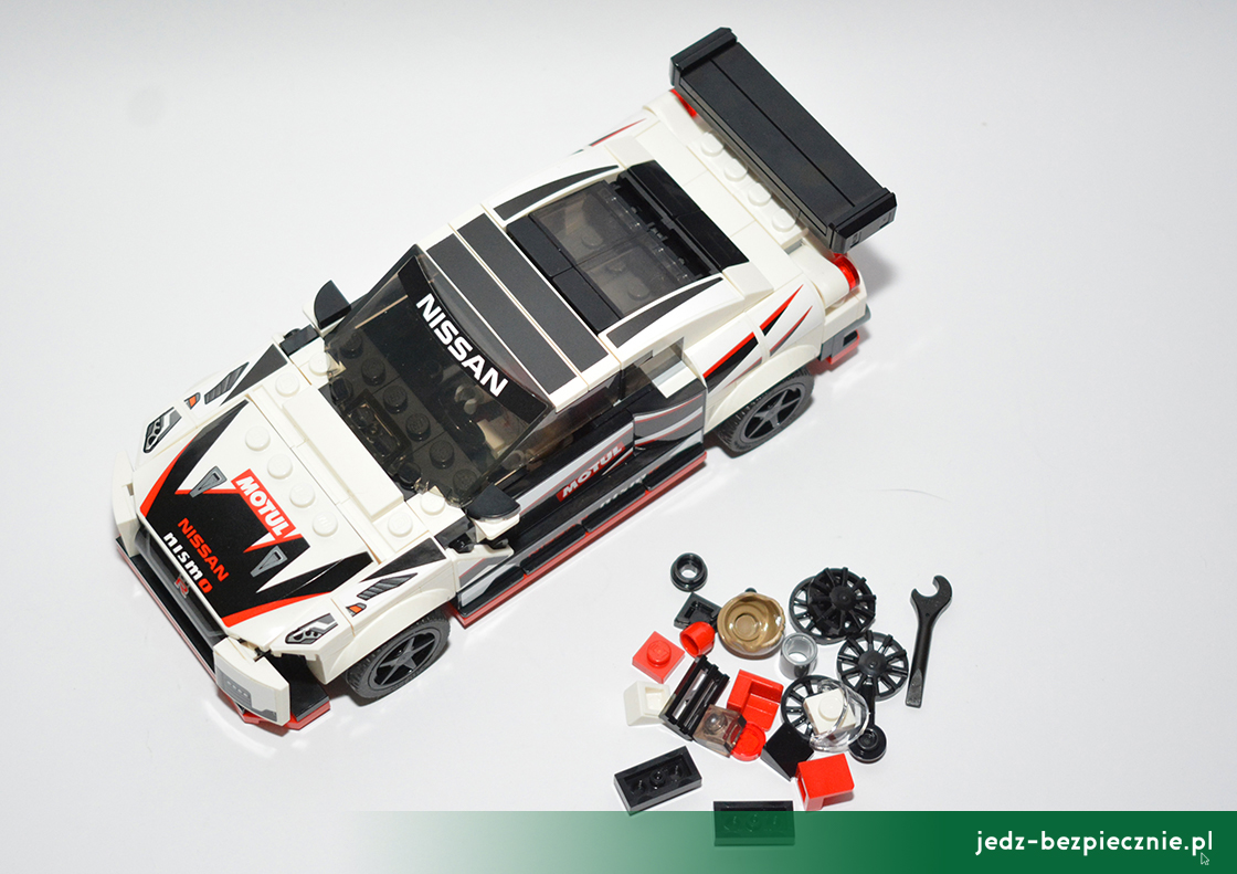 ŚWIAT WOKÓŁ KIEROWNICY - Nissan GT-R NISMO z klocków LEGO - Złożony model widok z góry i klocki zapasowe